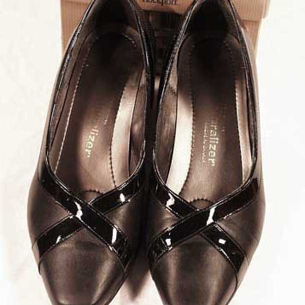 PUMPS, PATENT CROSSOVERS ON UPPERS, Sz 8B, BLACK, MADE IN CANADA, HEEL 2 inches,